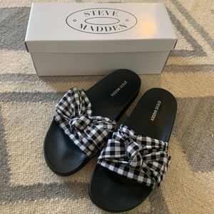 STEVE MADDEN GINGHAM SLIDES
